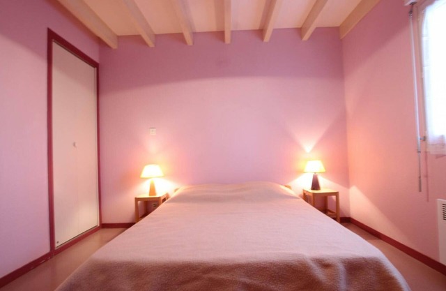 Coastal Getaway: 3-BR House, Terrace, BBW, Pets Welcome, Near Port - La Hague, France