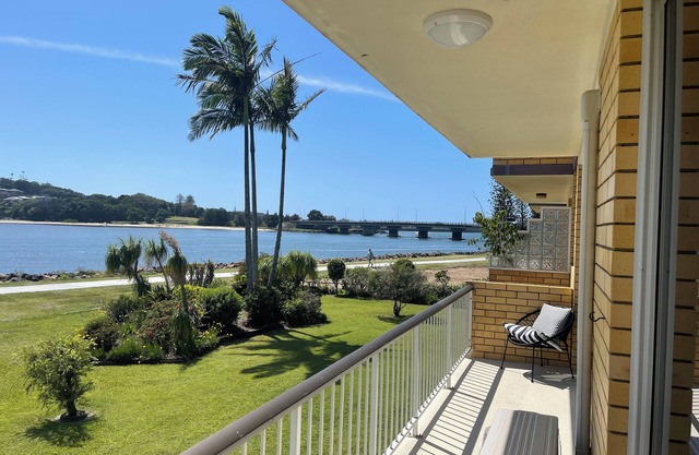 Coastal luxe 2 Brm apartment BallinanUninterrupted views of serpentine beach