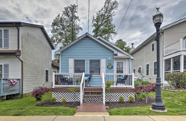 Coastal Pet-Friendly Cottage Less Than half Mi to Beaches