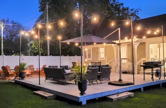 Coastal Quarters-Units 1 & 2-5BR house & 2BR unit-Sleeps 18 total, yard,fire pit