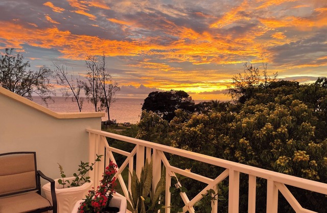 Coastal Serenity - Rooftop Terrace, 1 minute to ocean
