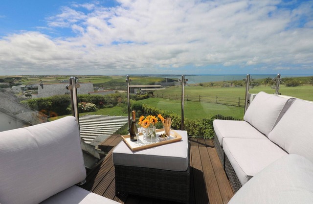 COASTMAN'S NEST, family friendly, with open fire in Mawgan Porth