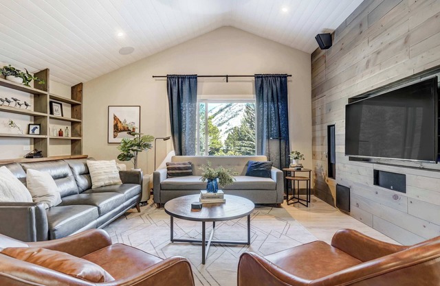 Cobalt Peak! Scenic Retreat w/Sauna & Firepit