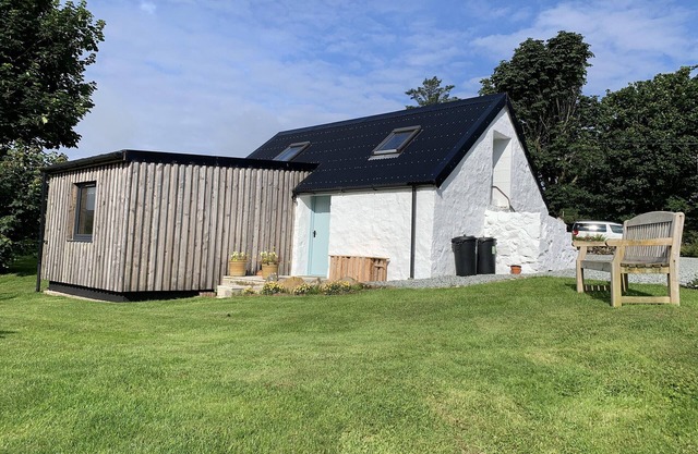 Cobbler’s Cottage is a lovely old converted byre set within beautiful grounds.