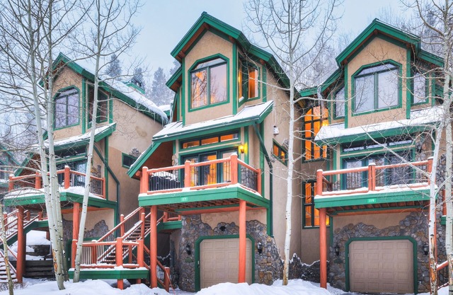 Cocobolo Chalet w/Private Hot Tub, Short walk to town, and amazing views