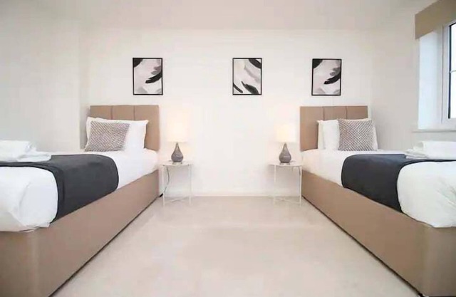 Cohost Partners Cozy 4 Bed Home with Garden