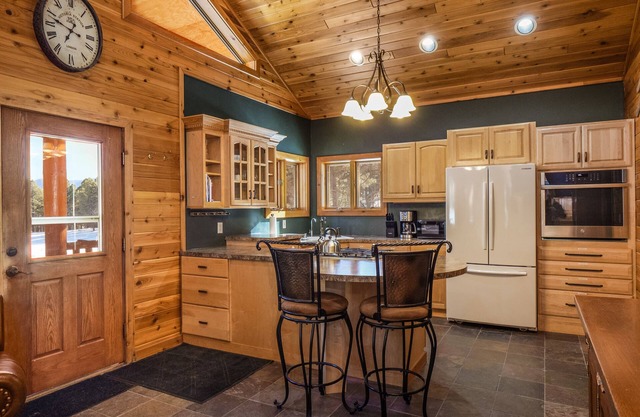 Coleman Velo - Secluded Rustic Cabin