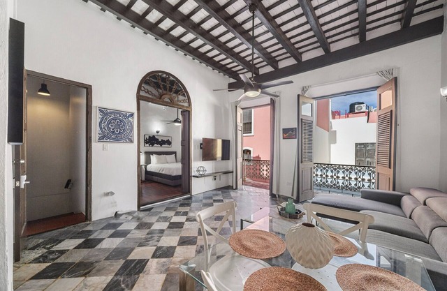 Colonial Apt. w/Balcony in OSJ/Next to San Sebastian St.