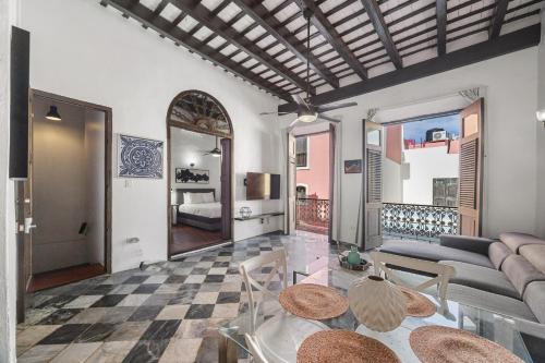 Colonial Apt with Balcony in OSJ Next to San Sebastian APT 3