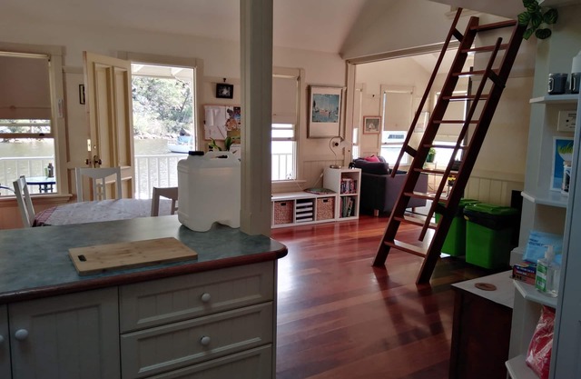 Colonial cottage on waterfront,only 40 minutes from CBD