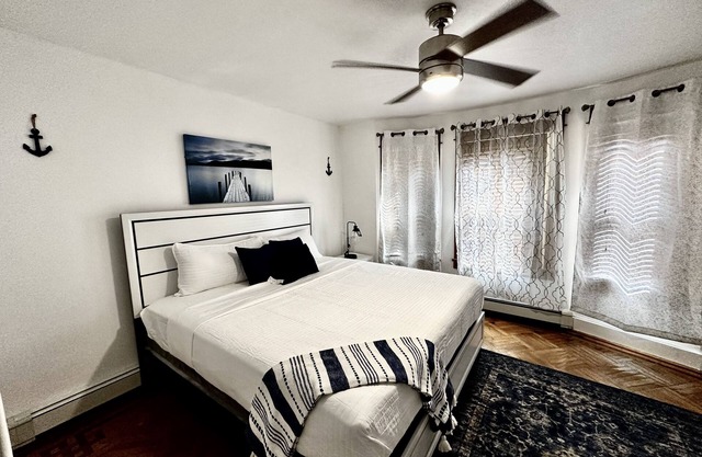 Colonial Style Home 5 Br 2 bath n’ Parking! Close to restaurants n’ colleges!