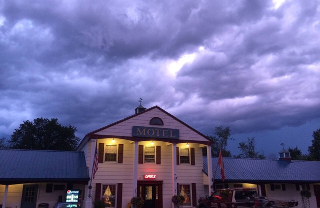 Colonial Valley Motel