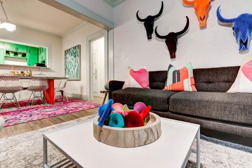 Color Pop Cottage - Half mile from Plaza district
