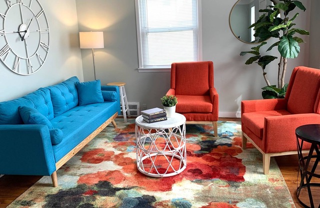 Colorful and Stylish Retreat - 5 Min To GM