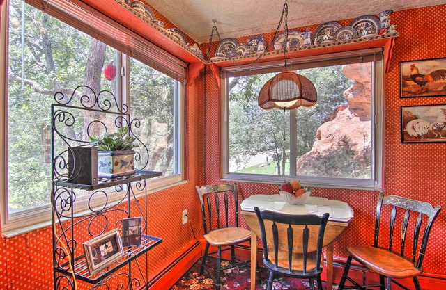 Colorful Bungalow By Pikes Peak/Garden of the Gods