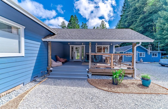 Colorful, dog-friendly home w/covered furnished deck, large lawn, & gas grill