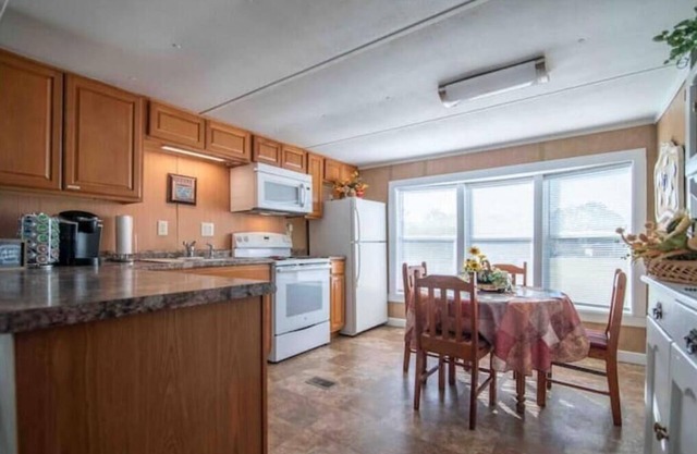 Come enjoy a stay at Pleasant Lane! Plenty of parking & great surrounding area!
