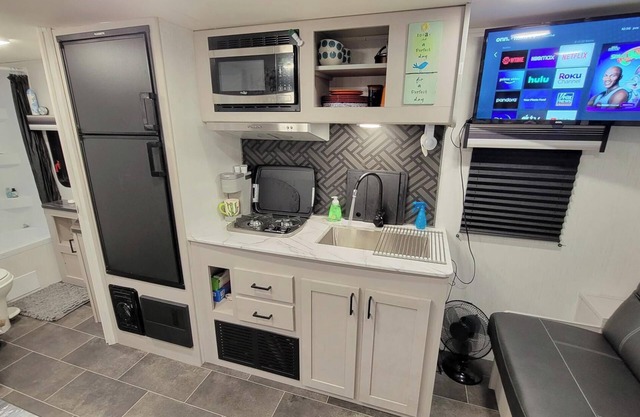 Come Glamping in this luxurious 2022 RV in DT FT MYERS, Very Private Space!