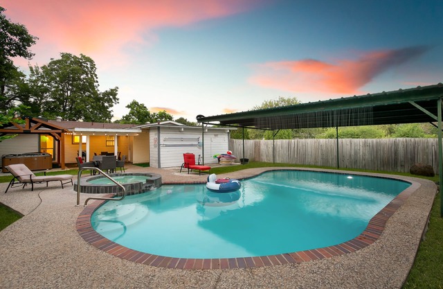Come spend your Summer Vacation in Texas with a Private Pool, Jacuzzi & Arcade