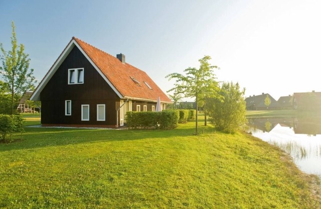 Comfort 8-person farmhouse in the holiday park Hof van Saksen