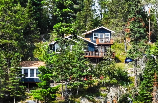 Comfort and Convenience. Family and pet friendly. Close to the action!