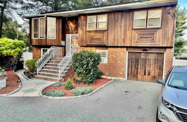 Comfort Haven/King-Sized Bed/Near Nautical Mile- 20 minutes from JFK