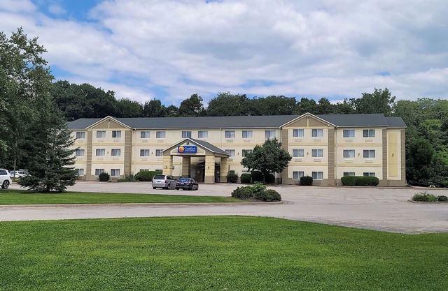 Comfort Inn & Suites East Moline near I-80