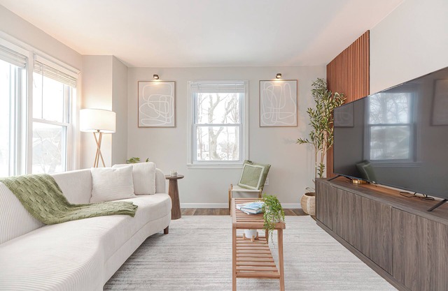 Comfort Oasis with Private Garage. Steps from UMass Lowell & 35 min from Boston