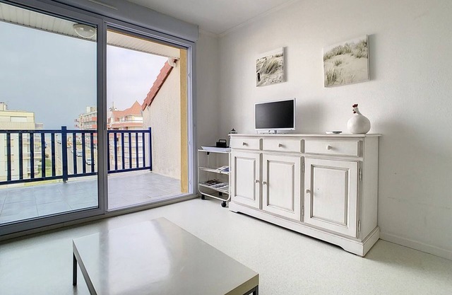 Comfortable 2-Bedroom Apartment 100m from the Beach with Parking