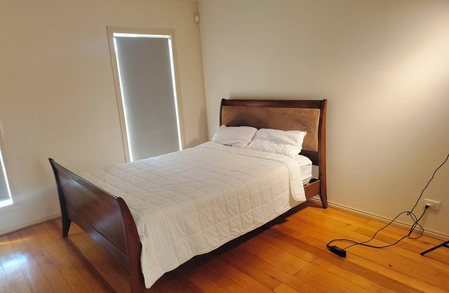 Comfortable 5 Bedroom House Point Cook