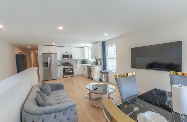 Comfortable 6BR/4BA Home 2 Units in One +Great for Family Trips +Free Parking