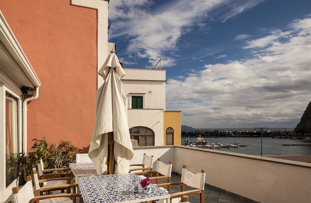 Comfortable apartment with terrace on the sea.