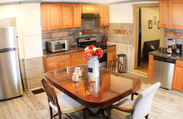 Comfortable Apartment – Pittsburgh's Little Italy!