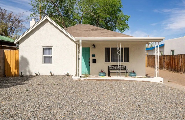 Comfortable Beds+Work Space+Fenced Yard+Full Kitchen+Fire pit+Cookies