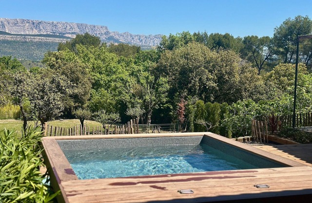 Comfortable cabin with Sainte-Victoire view