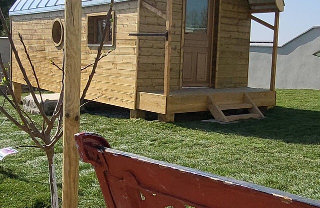Comfortable caravan close to town (pets welcome)