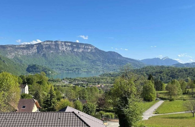 Comfortable Chalet - View of Lake Aiguebelette