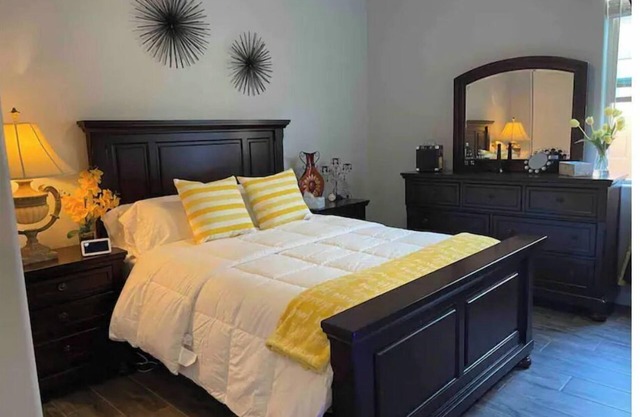 Comfortable chic Guesthouse. 1 QSBed+1 QS sleeper sofa Close to Spring training