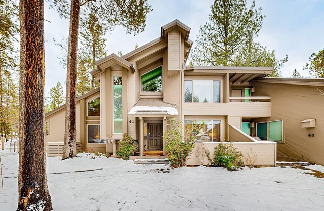 Comfortable condo w/shared pool, SHARC passes, trails, and more!