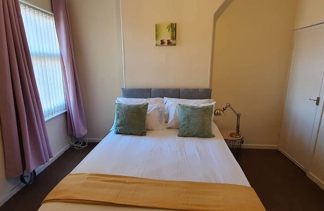 Comfortable Cosy House in Stoke