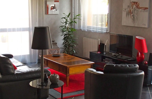 Comfortable detached house with garden and private parking
