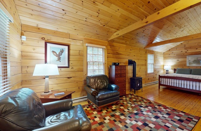 Comfortable dog-friendly cabin with fireplace & kitchenette near hiking trails