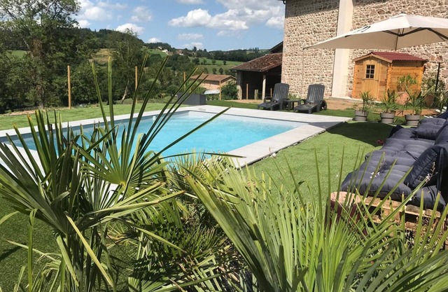 Comfortable cottages with pool, pets welcome, fireplace, garden