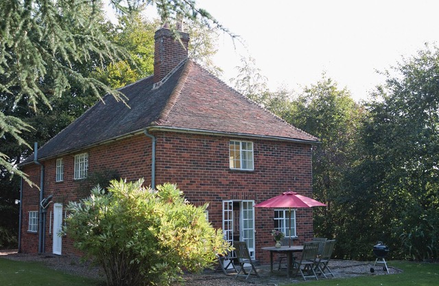 Comfortable, friendly cottage on a fruit farm