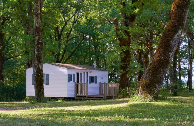Comfortable mobile home in a quiet, natural campsite near rocamadour