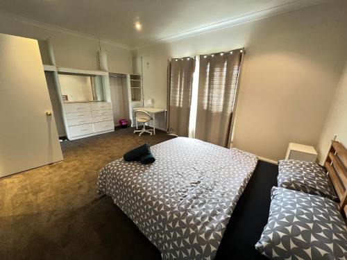 Comfortable Queen Room next to Shopping Centre and Station - SH3