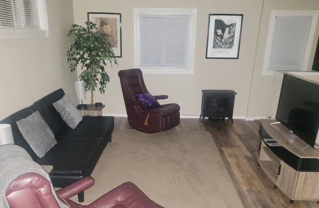 Comfortable & Quiet Home Away From Home