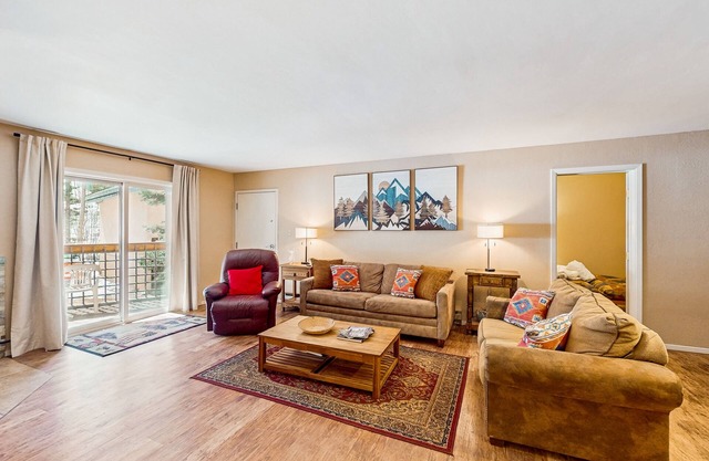 Comfortable ski-in/ski-out condo, with gas stove, soaking tub, balcony & WIFI