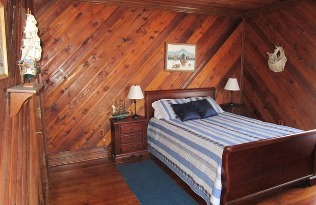 Comfortable spacious vacation get away. Four fireplaces, front porch and patio.