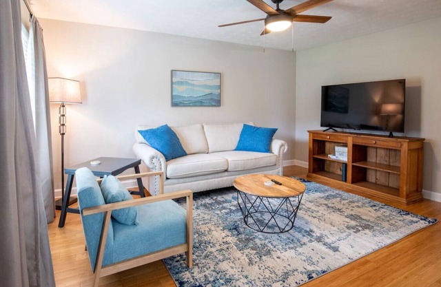 Comfortable & spacious-Walk to Fraternity Row!